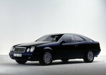 Mercedes-Benz Coupé-Studie, Baureihe 210, vorgestellt auf dem Auto-Salon Genf im Jahr 1993. Das erste Showcar des Unternehmens macht die Öffentlichkeit mit Designelementen, unter anderem des CLK der Baureihe 208, präsentiert 1997, und dem Vieraugengesicht vertraut.