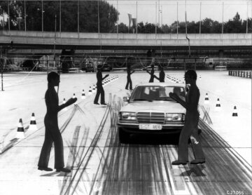 Mercedes-Benz 280 E Limousine der Baureihe 123 auf der Einfahrbahn in Untertürkheim, 1977.
Neuartige Testmethoden und Geräte schaffen die Voraussetzungen, die aktive Sicherheit bei zukünftigen Automobilen noch weiter zu perfektionieren als bisher.
Um beispielsweise die Reaktionen von Fahrer und Wagen unmittelbar vor einer Unfallsituation mit einem Fußgänger studieren zu können, lässt man vor ahnungslosen Fahrern auf der Daimler-Benz-Versuchsbahn überraschend "Pappkameraden" die Fahrbahn kreuzen. Ein im Kofferraum installierter Drive-Recorder zeichnet dabei alle wichtigen Daten wie Fahrgeschwindigkeit, Lenkradbewegungen, Gaspedalstellung, Bremsdruck usw. bis zum Stillstand auf.
Mit diesem aufwendigen Testgerät, das im eigenen Hause entwickelt wurde und erstmals auf der Innovationsmesse in Hannover zu sehen ist, beschreitet Daimler-Benz völlig neue Wege in der Unfallforschung. Bereits die ersten Versuchsreihen brachten schon wertvolle Erkenntnisse für zukünftige Entwicklungen.