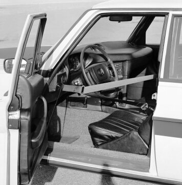 Blick in das Cockpit des Mercedes-Benz-Experimentier-Sicherheits-Personenwagens ESF 05. Der Wagen hat ein passives Gurtsystem, Airbag, einen zusätzlichen Aufprallschutz für Fahrer und Beifahrer, extrem stabile Sitze mit integrierter Kopf- und Schulterstütze (Seitenaufprall), einen Pralltopf bzw. ein zurückgezogenes Armaturenbrett und blendfreie Armaturen. Symbole kennzeichnen sämtliche Bedienungseinrichtungen. Die Türen sind dick gepolstert, der Aussenspiegel ist von innen verstellbar.