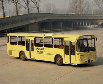 Mercedes-Benz O 305 
Stadtbus mit Methanolantrieb auf der Untertürkheimer Einfahrbahn,
1981