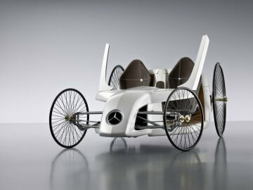 The F-CELL Roadster with fuel-cell drive and joystick control.