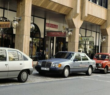 Mercedes-Benz 230 E saloon, W 124,1986,
experimental vehicle with hydrogen drive.