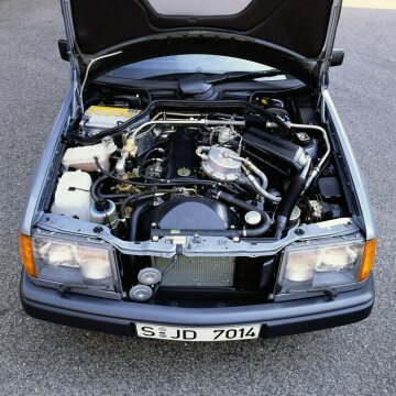 Mercedes-Benz 230 E saloon, W 124,1986, engine compartment,
experimental vehicle with hydrogen drive.