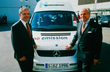 Forschungsfahrzeug NECAR II, Brennstoffzellenantrieb mit Vorstand Helmut Werner (rechts) und Prof. Weule, 1996.