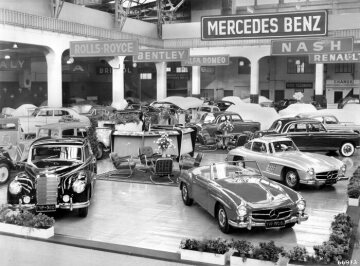 Mercedes-Benz passenger car stand at the 25th Geneva Motor Show (10.3. to 20.3.1955) with the models (from left in circle): 300 b (W 186 III), 190 SL (W 121 B II) Roadster, 300 SL (W 198 I) Coupé, 220 a (W 180 I) and 180 ( W 120 B I).