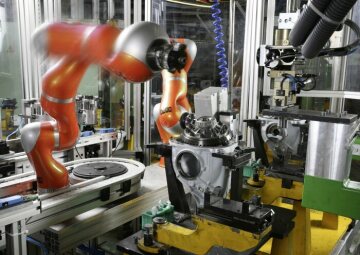 Pilot of lightweight robots for series production of rear-axle drives in the Esslingen-Mettingen production facility.