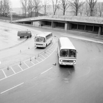 Mercedes-Benz O 302
1970
Mercedes-Benz TELDIX Anti-Bloc-System. 
Mit Anti-Bloc-System bleibt der Omnibus auch bei Vollbremsung stabil und lenkfähig. Der Omnibus ohne ABS (rechts) war dagegen bei der Vollbremsung aus 70-km/h nicht mehr lenkfähig und wurde aus der Fahrspur hinausgetragen.
