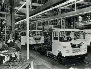 Im Werk Düsseldorf der Daimler-Benz AG werden Transporter, Kleinbusse und Lenkungen gefertigt. Das Werk beschäftigt rund 4.600 Mitarbeiter. Das Bild zeigt einen L 406 D Pritschenwagen, 1967 - 1974.