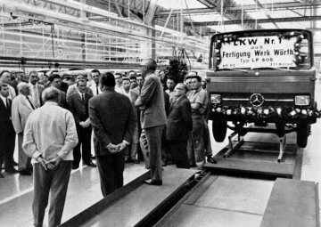 The first Mercedes-Benz LP 608 leaves the assembly line at the Wörth plant 1965.