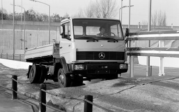 Mercedes-Benz LP 814 
Pritschenwagen mit Stahlpritsche (Radstand 3150 mm)
Verwindungsstrecke auf der Einfahrbahn in Untertürkheim
1983