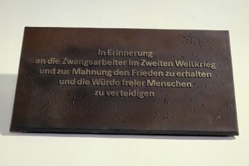 Werk Untertürkheim: Gedenktafel am Zwangsarbeiter Mahnmal von Berhard Heiliger, eingeweiht am 10.1.1989.