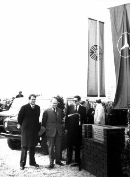 Grundsteinlegung des G-Klasse-Montagewerkes im Steyr-Daimler-Puch-Werk in Graz-Thondorf, 11.3.1977. In der Bildmitte der damalige österreichische Bundeskanzler Dr. Bruno Kreisky.
