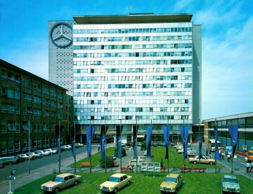 Das Verwaltungshochhaus in Untertürkheim, Juli 1975