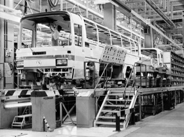 Automotive China, the assembly line is set up on a short section on an intermediate level.This means that work can be carried out from the side and inside the vehicle during the assembly work on the substructure.