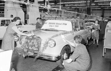 Der 500 000. Mercedes-Benz Diesel-Pkw der Nachkriegsproduktion, ein 190 D (W 110), verlässt in Sindelfingen das Montageband am 08.04.1965.
