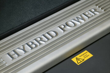 Die Elektromotoren werden von einer Nickel-Metallhydrid Batterie mit einer Kapazität von 1,9 kWh gespeist, die im Kofferraum der S-Klasse "Hybrid" untergebracht ist, 2005.