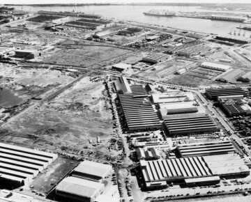 The first Mercedes Benz passenger car assembled in Australia, a 220 S (W 180 II), rolls off the production line at the Mercedes Benz Australia Pty. Ltd. plant in Melbourne, aerial photo, approx. 1959.