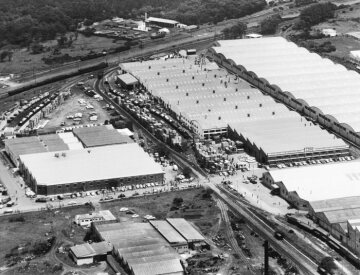 Werk in East London, Südafrika
Die langjährige Daimler-Benz Generalvertretung für Südafrika produziert über ihre 100 %ige Tochtergesellschaft „Car Distributors Assembly Ltd.“ (CDA) in East London unter anderem Mercedes Benz Fahrzeuge aus CKD-Teilesätzen, Luftbild, ca. 1966