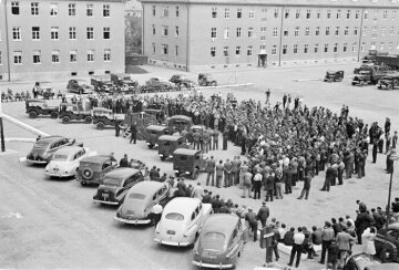 Feier des 10.000 Jeeps aus dem Esslingen ordonance rebuild shop, betrieben von der Daimler-Benz AG, vermutlich in Esslingen, Juli 1948