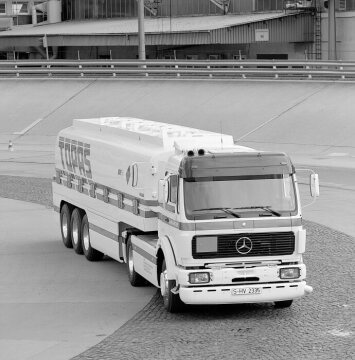 Mercedes-Benz 1635 S
Topas Sattelzugmaschine auf der Einfahrbahn in Untertürkheim
Raab Karcher