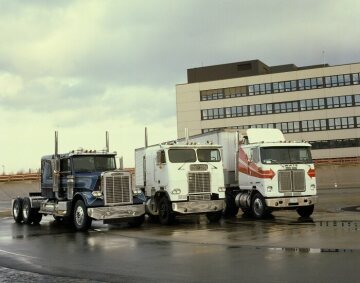 Freightliner Prototyp für Deutschland:
Schwerstlastwagen von Freightliner, seit 1981 Tochtergesellschaft von Daimler-Benz, auf der Untertürkheimer Einfahrbahn.