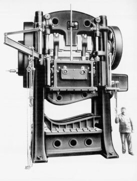 Eine der ersten Großpressen der Maschinenfabrik Weingarten aus dem Jahre 1928. Im Werk Sindelfingen wird der Karosseriebau durch Einrichtung eines Preßwerks von manueller Einzelanfertigung auf Serienproduktion umgestellt.