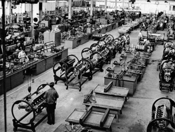 Aircraft engine production at the plant in Berlin-Marienfelde, 1939. For mounting purposes, the engines can be turned around their longitudinal axis at each position of the production line.