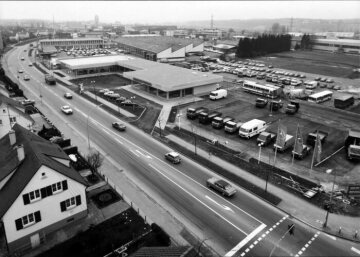 Der neue, eingeschossige Ausstellung- und Verkaufspavillon in der Niederlassung Ravensburg besitzt eine Nutzfläche von 1.450 m² und bietet 80 Fahrzeugen Platz.