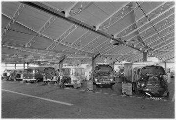 Niederlassung Frankfurt/Main, LKW-Betrieb
Werkstatt, Heerstraße, 1969
Die 105-m lange und 55-m breite Reparaturhalle hat 42-Reparaturplätze für nutzfahrzeuge und 10 für Personenwagen.