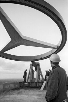 Assembly of the Mercedes star on the Europa Center in Berlin, inaugurated on 30 March 1965.