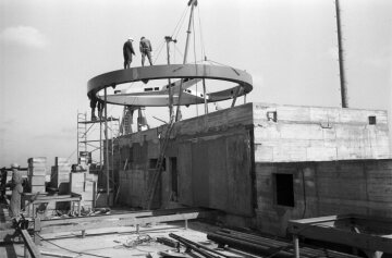 Assembly of the Mercedes star on the Europa Center in Berlin, inaugurated on 30 March 1965.