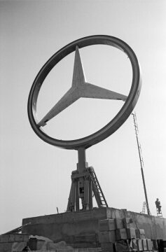 Montage des Mercedes-Stern auf dem Europa-Center in Berlin, eingeweiht am 30. März 1965