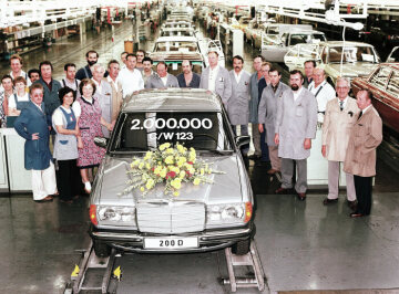 Mercedes-Benz 200 D Limousine, W 123.
19. September 1982. Das zweimillionste seit Ende 1975 im Werk Sindelfingen gebaute Fahrzeug der Baureihe 123 verlässt das Montageband.