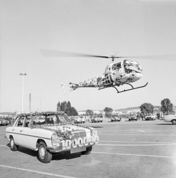 Sindelfingen plant: For the ceremonial handover of the one millionth diesel passenger car, "Sonni" the TV lottery helicopter appeared, 07.09.1971.