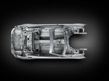 Mercedes-Benz SL, Baureihe 231. Mercedes-Benz verwirklicht zum ersten Mal einen Vollaluminium-Rohbau in der Großserie. Intelligenter Leichtbau läßt dabei unterschiedliche Arten der Aluminium-Verarbeitung zum Einsatz kommen. Für die Abdeckung hinter dem Tank wird auch Magnesium verwendet. Beim SL 500 resultiert dies in einer spürbaren Gewichtsreduzierung von 125 Kilogramm gegenüber dem Vorgängermodell, Baureihe 230. Beim SL 350 sind es sogar 140 Kilogramm.