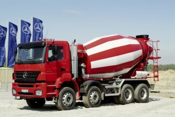 Mercedes-Benz Axor 3240 Baufahrzeug 4-Achser, Betonmischer, 2005.
Viele Transportdienstleister im Bauverkehr legen aufgrund des zunehmenden Kostendrucks Wert auf nutzlastoptimierte Fahrzeuge. Die neuen Axor-Baufahrzeuge mit den Achsformeln 6x4 und 8x4 bieten gegenüber dem auf Traktion (Allradantrieb), Überladefähigkeit und Einsatz für schweres Gelände ausgelegten vergleichbaren Lkw einen Nutzlastvorteil von bis zu 450 kg (bis 250 kg beim Betonmischer).

