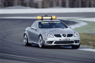 Mercedes-Benz SLK 55 AMG F1 Safety Car, Baureihe 171, 2004. Als einziges Fahrzeug in seinem Segment mit V8-Motor steht dieses Modell für Faszination pur und ist mit seinem Antriebspaket und dem durch den Verzicht auf das Variodach verminderten Gewicht für die Aufgabe als offizielles FIA Safety Car in der Formel 1 zur Grand-Prix-Saison 2004 (und auch 2005) hervorragend geeignet.