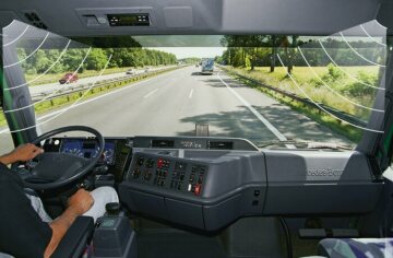 Mercedes-Benz is also a pacemaker for automobile safety in commercial vehicles. As of June 2000, the lane assistant will be an option for Mercedes-Benz Actros tractor units and warns the driver if the vehicle is about to leave its lane.