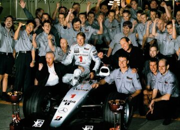 Formel 1 Team 1999:
Mit einem Sieg beim Saison-Abschlussrennen, dem Großen Preis von Japan in Suzuka, wird Mika Häkkinen auf McLaren-Mercedes MP4-14 zum zweiten Mal Formel-1-Weltmeister.