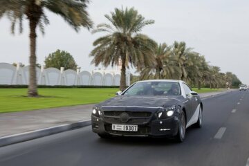 Mercedes-Benz SL, Baureihe 231, getarntes Erprobungsfahrzeug, aufgenommen in Dubai/VAE.