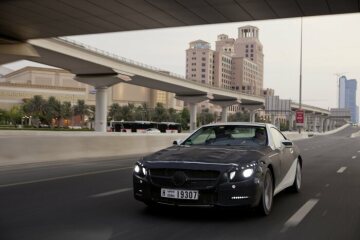 Mercedes-Benz SL, Baureihe 231, getarntes Erprobungsfahrzeug, aufgenommen in Dubai/VAE.