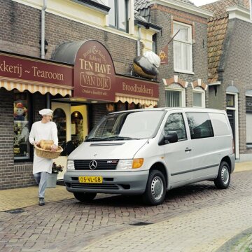 Mercedes-Benz 110 CDI Vito
Kombi mit Verglasung
2000