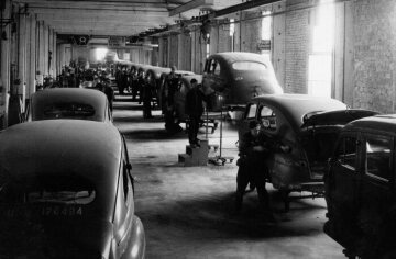 Im August 1946 richtet die Daimler-Benz AG Reparaturlinien für beschädigte Fahrzeuge der US-Army ein.