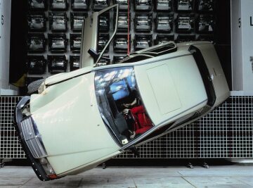 Mercedes-Benz W 124
Crashtest Passive Sicherheit - Test der Struktursicherheit und Schließbefestigung der Karosserie
Die Türschlösser der MB-Pkw halten auch hohen Beanspruchungen stand und lassen sich danach öffnen. Sie weisen eine weitaus höhere Zugfestigkeit in allen Belastungsrichtungen auf als übliche Türschlösser. Es ist zum Beispiel möglich, an einem einzigen Schloss oder an einer Schließöse ein komplettes Fahrzeug aufzughängen.
