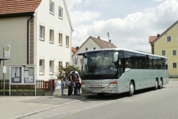 The new MultiClass 400: The S 417 UL rural regular-service bus with a length of 14,050 mm can carry up to 61 passengers.