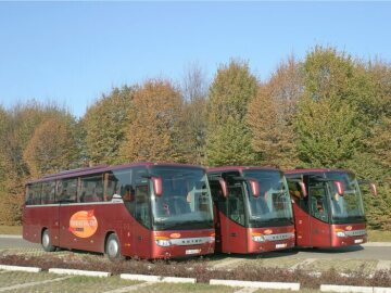 The new ComfortClass 400: Three vehicles – three lengths. The S 415 GT-HD (left) measures 12,200 mm, the S 416 GT-HD (center) 13,020 mm and the S 417 GT-HD 14,050 mm (right).