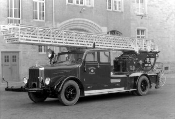 Mercedes-Benz O 4000 (N 2), Metz-Drehleiter auf modifiziertem Omnibus-Chassis der Feuerwehr Dresden mit Maybach-V 12-Benzinmotor mit 150 PS