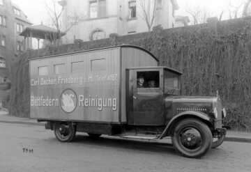 Mercedes-Benz N 1, Halbniederrahmen-Spezial-Kofferwagen der Bettfedern Reinigung Carl Decher Friedberg mit M 16-Benzinmotor und hinterer Singlebereifung, 1,5 to Nutzlast