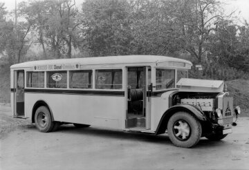 Mercedes-Benz O 4000 (N 2), Überlandomnibus mit OM 5 S-Dieselmotor, Stahlaufbau Werk Sindelfingen