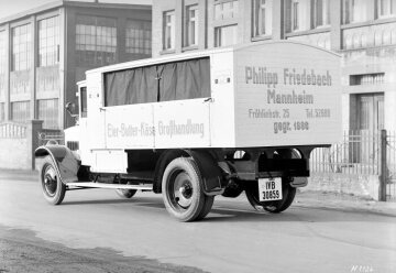 Mercedes-Benz N 1, Halbniederrahmen-Pritschenwagen mit Sonderaufbau der Eier-Butter-Käse Großhandlung Philipp Friedebach Mannheim mit M 16-Benzinmotor, 1,75 to Nutzlast